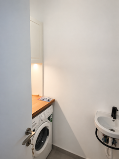 Renovated 1-Bedroom Semi-Detached House – 4 Minutes from the Beach